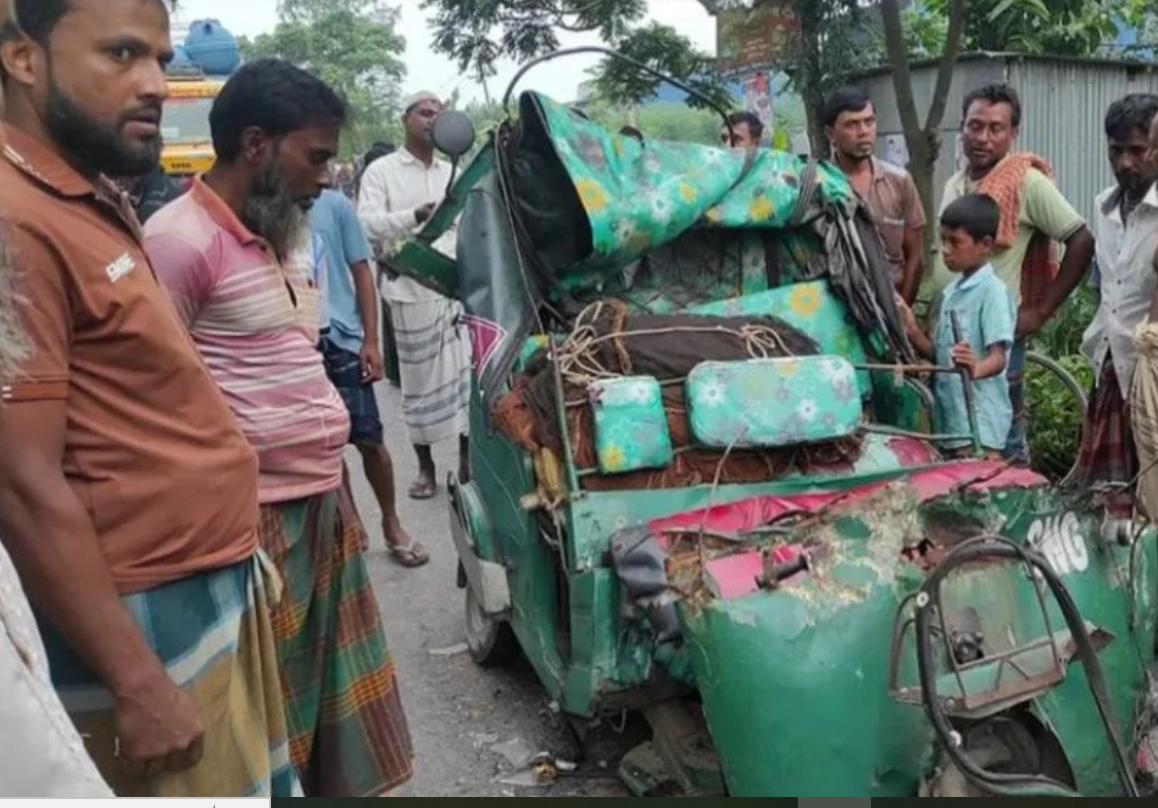 সিরাজগঞ্জে ট্রাকে অটোরিকশার ধাক্কা, নিহত ২