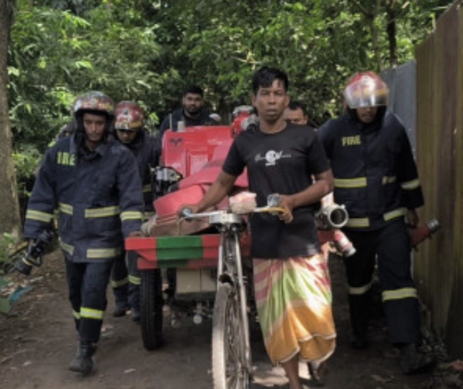 আগুন নিয়ন্ত্রণে রাস্তা না থাকায় ভ্যানে গেল ফায়ার সার্ভিসের সরঞ্জাম