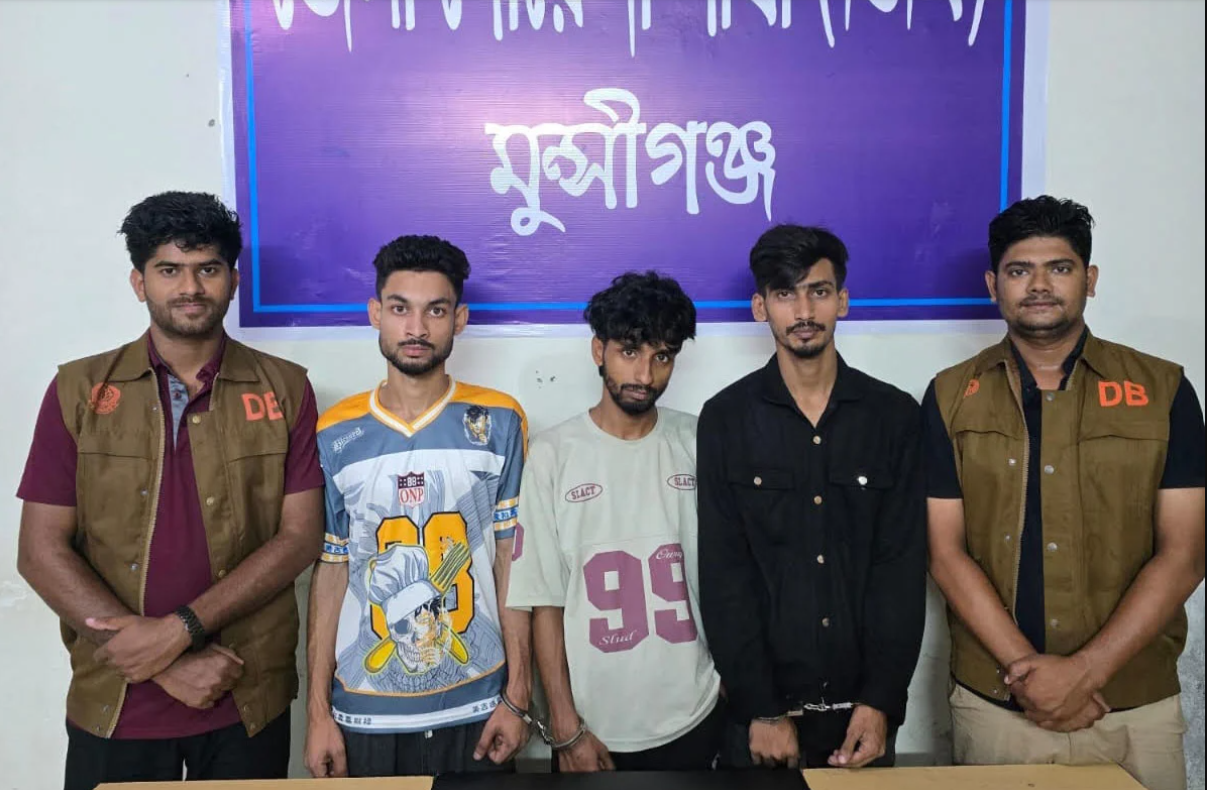 মুন্সীগঞ্জে ডিবির অভিযানে ৭০০ ইয়াবাসহ গ্রেফতার ৩