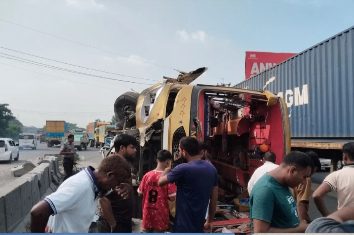 গজারিয়ায় বাস-প্রাইভেটকার সংঘর্ষে নিহত ৪