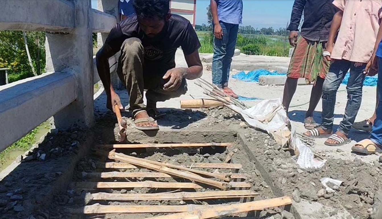 ১০ কোটি টাকার সেতুতে রডের বদলে বাঁশ, তদন্তে কমিটি