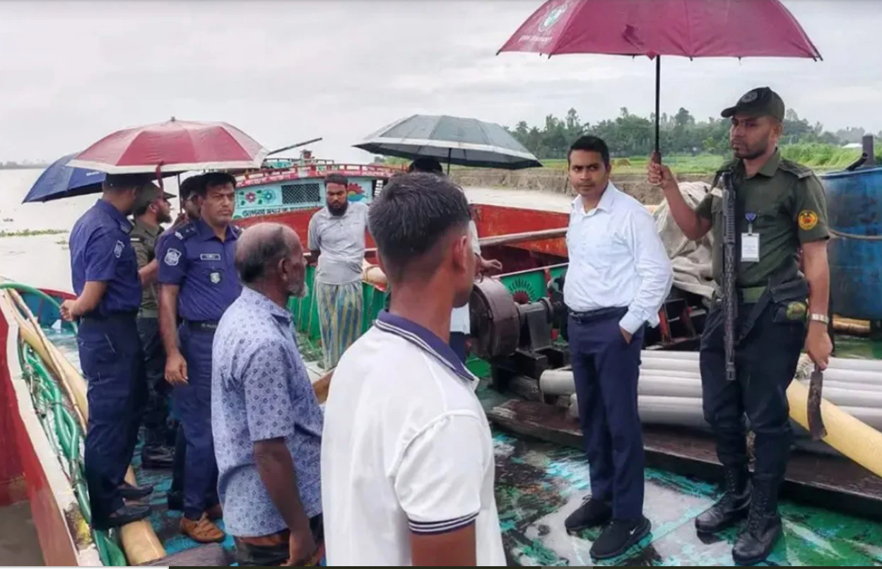 ব্রহ্মপুত্র নদে অবৈধভাবে বালু উত্তোলন, দুই লাখ টাকা জরিমানা