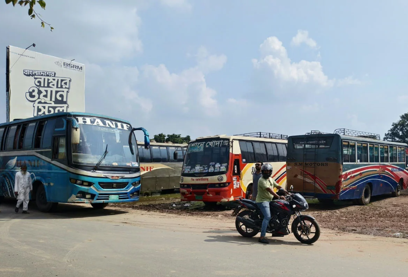 ৭৯ ঘণ্টা পর নওগাঁয় বাস-সিএনজি চলাচল শুরু