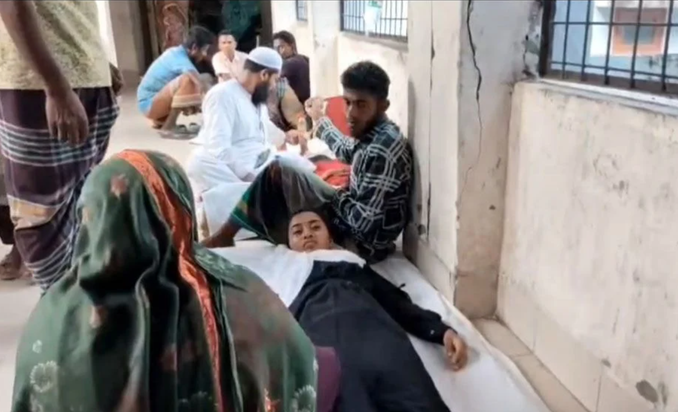 শ্রেণিকক্ষে অসুস্থ হয়ে পড়ল ২৫ ছাত্রী