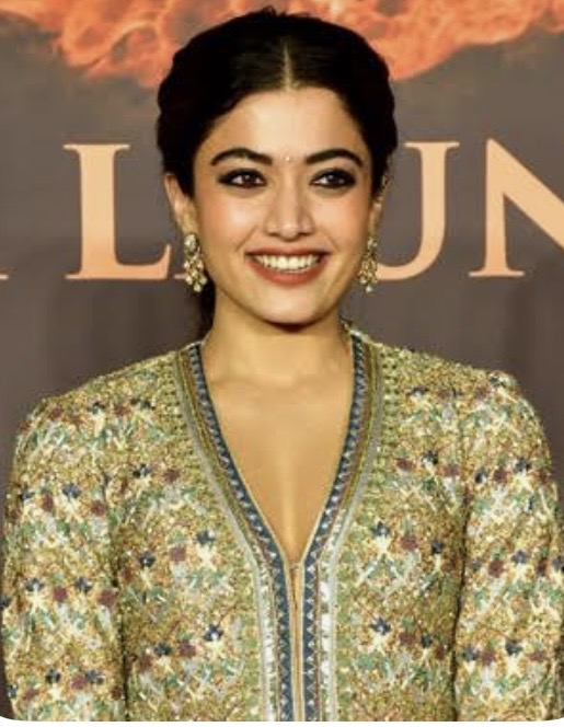 পর্দায় খোলামেলা পোশাকে আপত্তি রাশমিকার