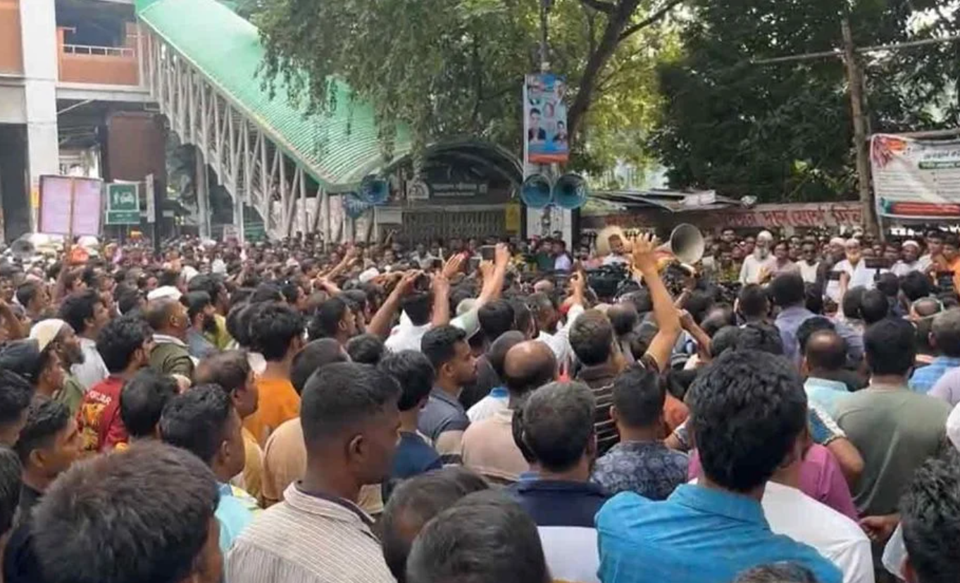 বিদ্যুৎসংযোগ বিচ্ছিন্নের প্রতিবাদে ঢাকায় সড়ক অবরোধ অটোরিকশাচালকদের