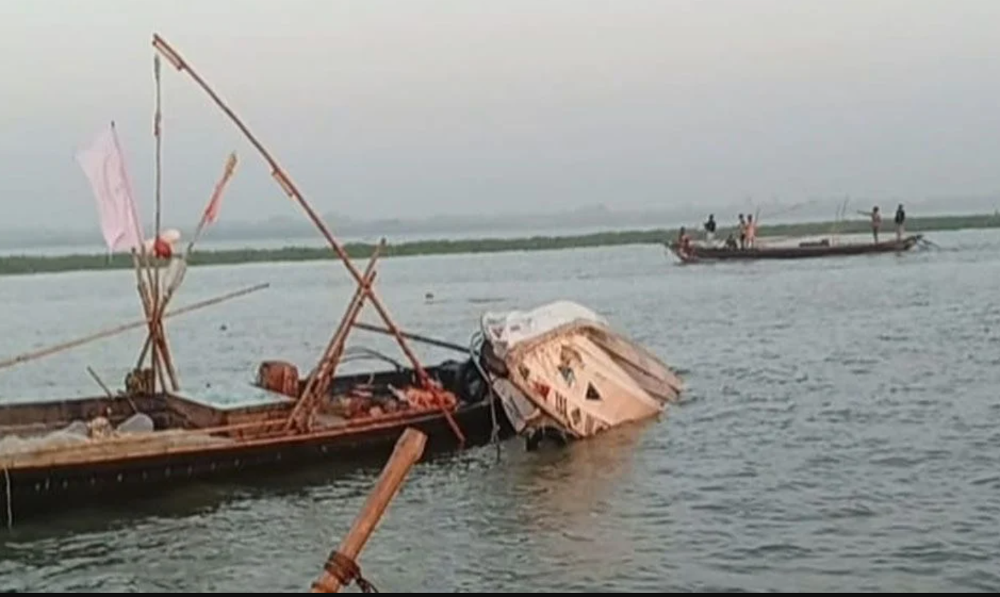 জেলেদের ধাওয়া করতে গিয়ে ডুবে গেল নৌপুলিশের স্পিডবোট