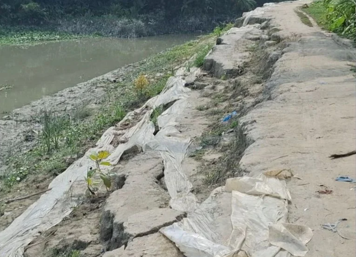 নির্মাণের ছয় মাসেই দেড় কোটি টাকার বেড়িবাঁধে ধস