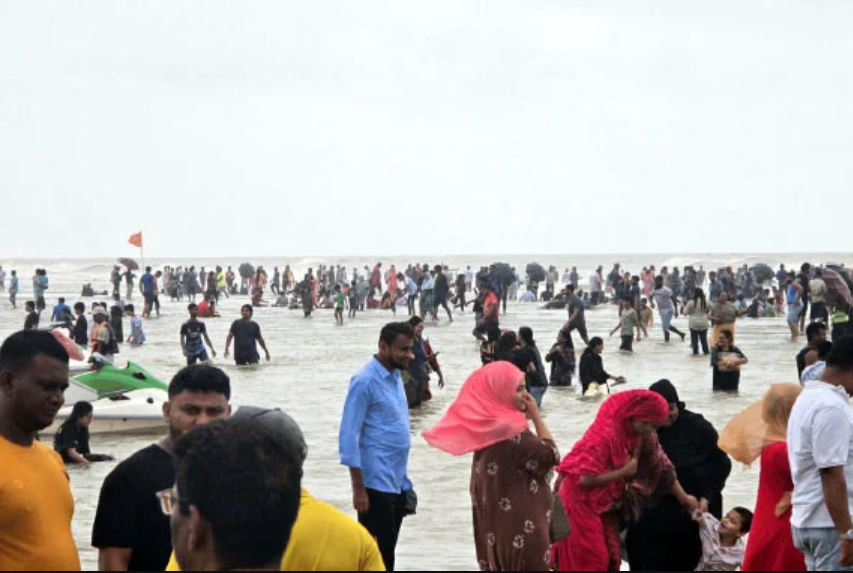 টানা ছুটিতে কক্সবাজারে পর্যটকের ভীড়