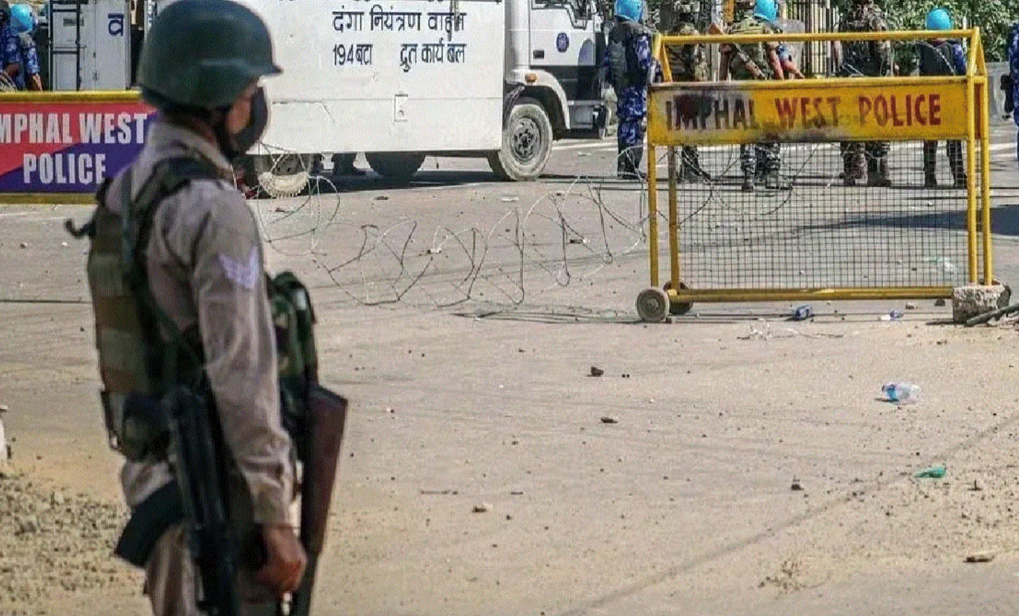 মণিপুরে মুখ্যমন্ত্রীর বাসভবনের সামনে লাশ রেখে বিক্ষোভ