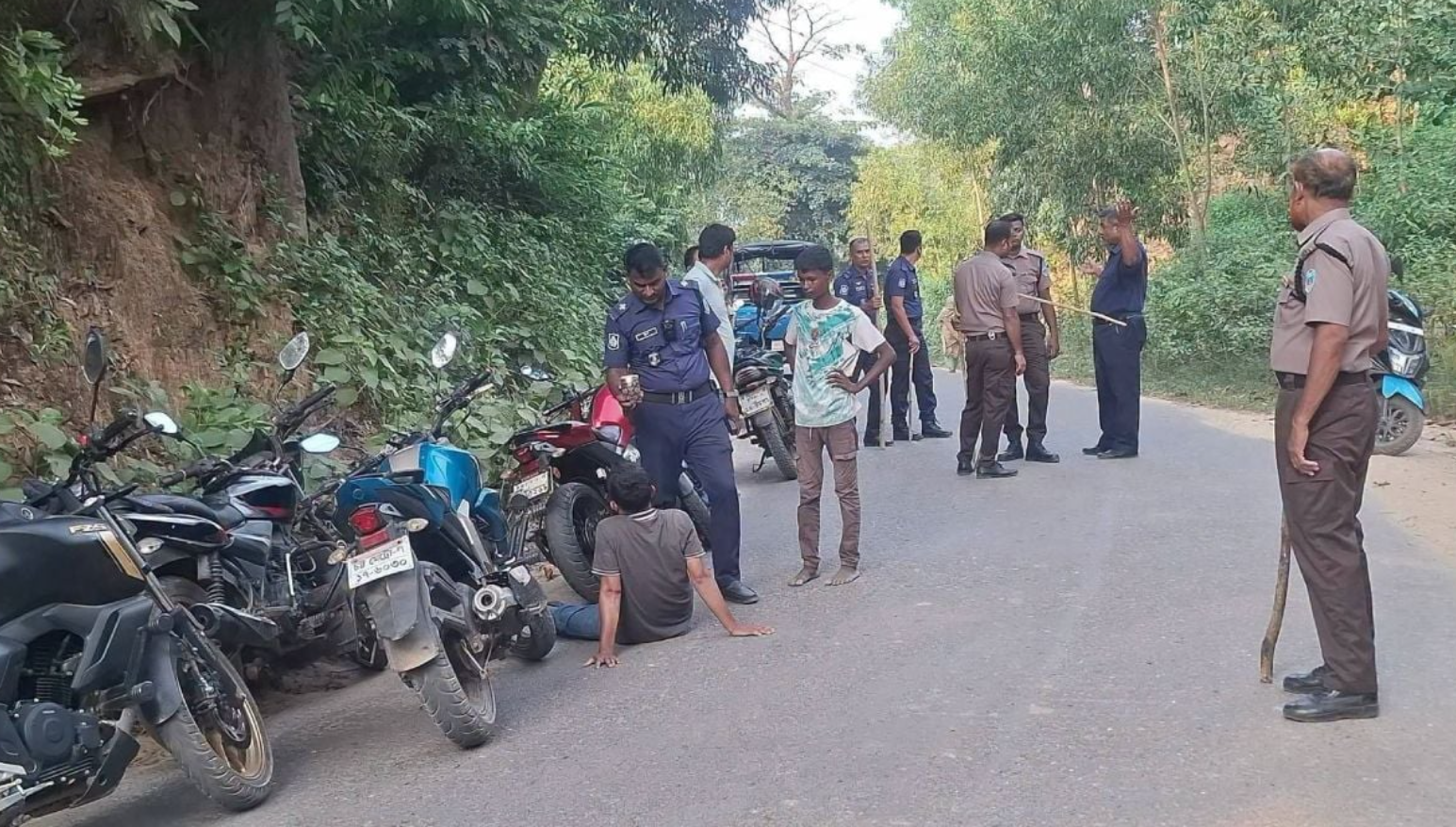 কক্সবাজারে দিনদুপুরে যানবাহন থামিয়ে ডাকাতি