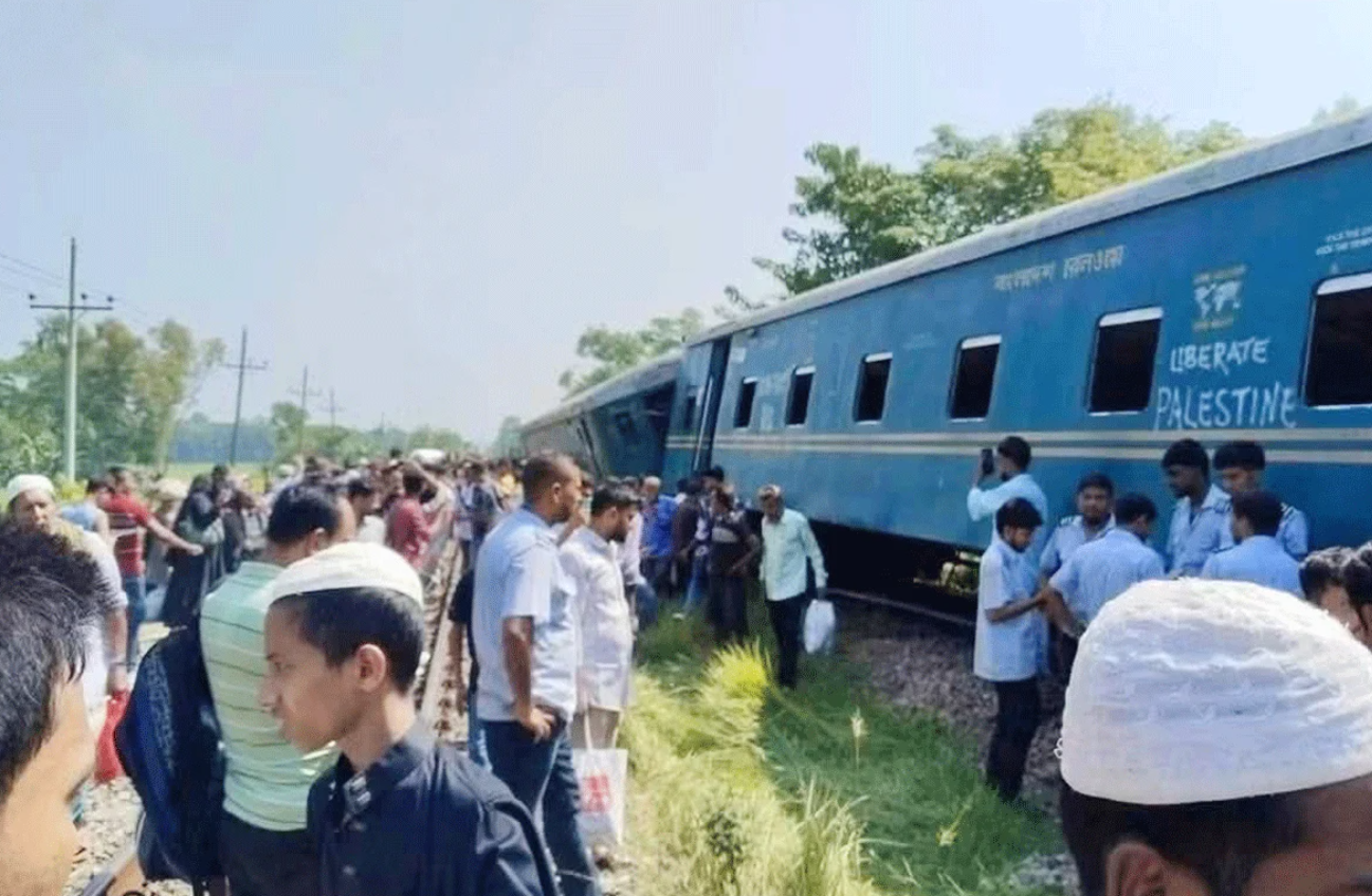 কুমিল্লায় ট্রেন লাইনচ্যুত: অল্পের জন্য প্রাণরক্ষা কয়েকশ’ যাত্রীর
