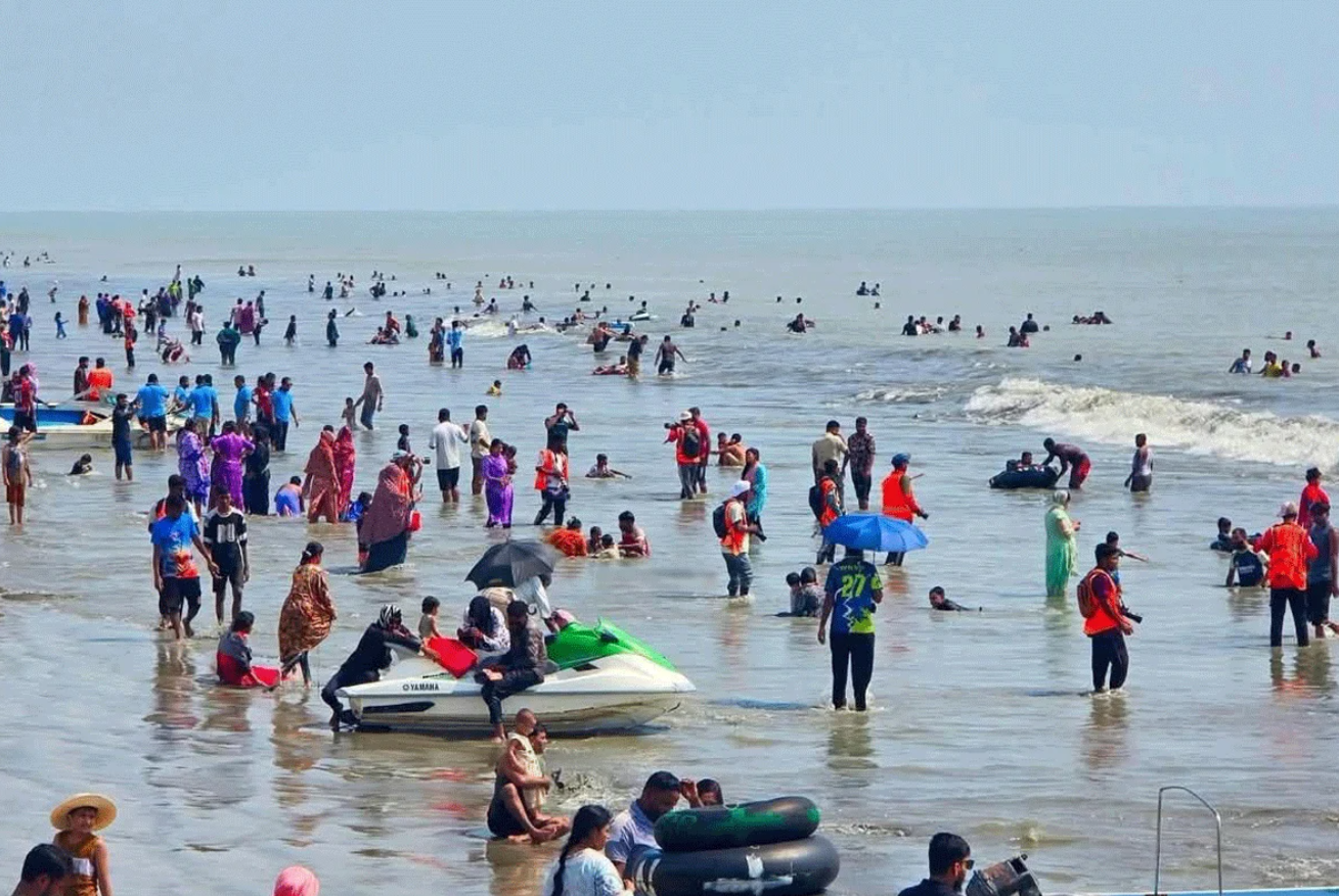 পূজার ছুটিতে কুয়াকাটা সৈকতজুড়ে উৎসবের আমেজ