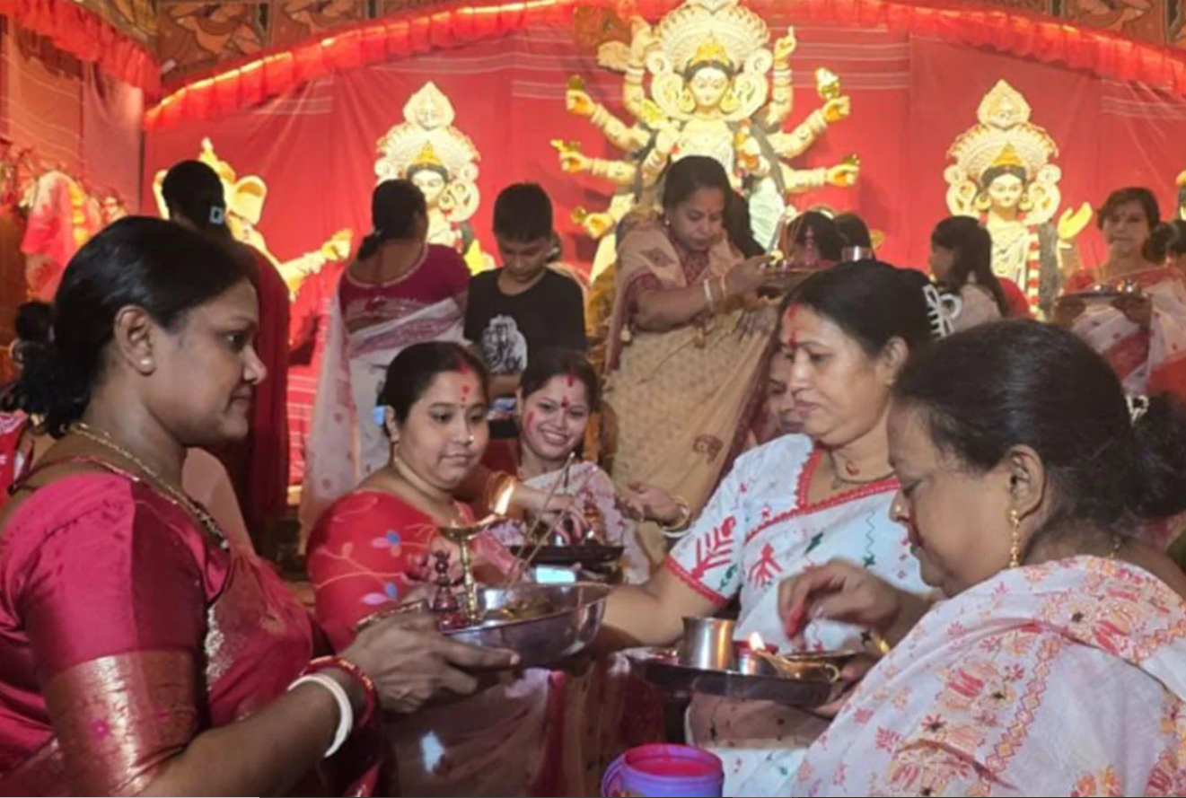 অশ্রুসিক্ত নয়নে দেবীকে বিদায়