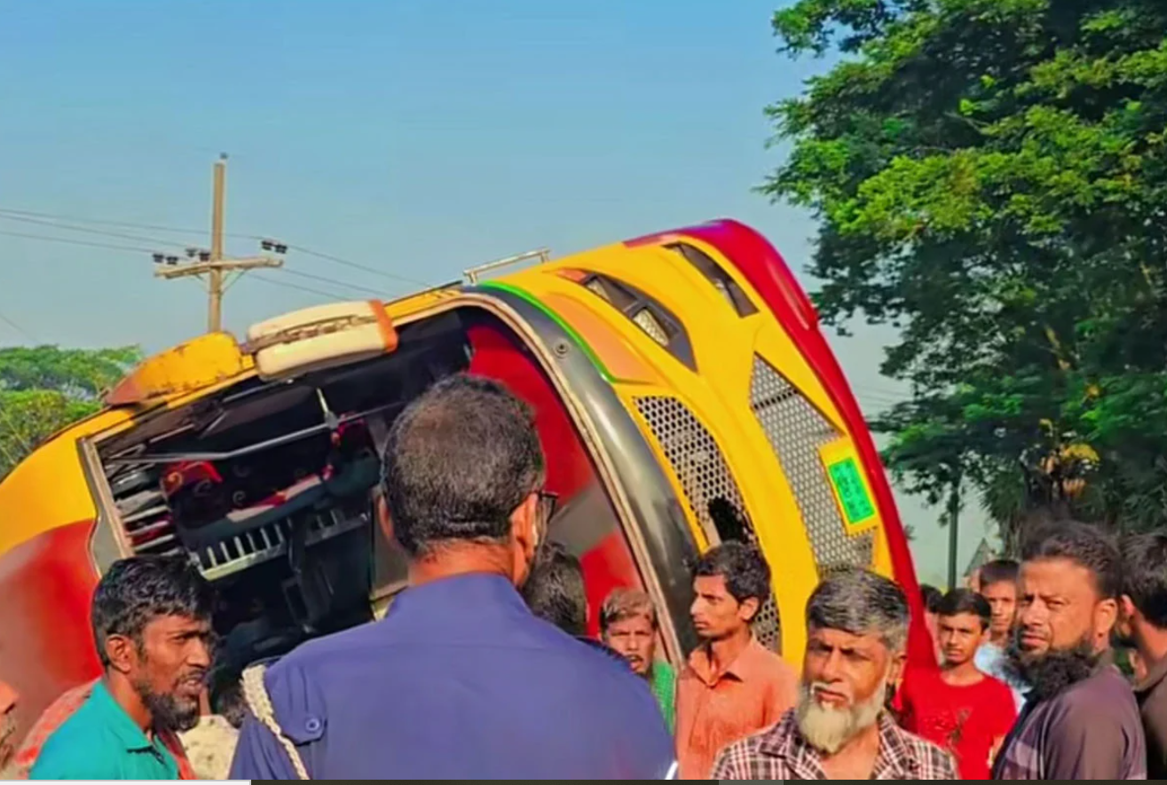 কলাপাড়া-পটুয়াখালী মহাসড়কে বাস উল্টে আহত ৩০