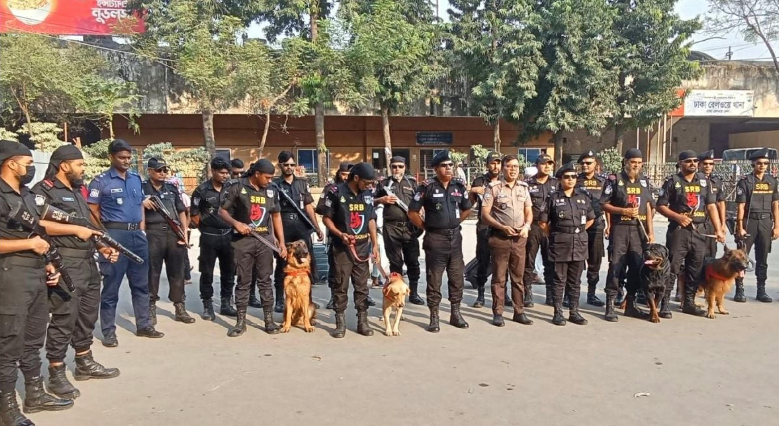 কমলাপুর রেলস্টেশনে এসআরবির মাদকবিরোধী অভিযান
