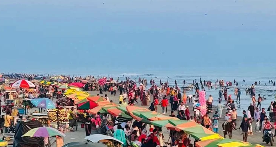 বিচ কার্নিভালে উৎসবের আমেজে মাতোয়ারা লক্ষাধিক পর্যটক