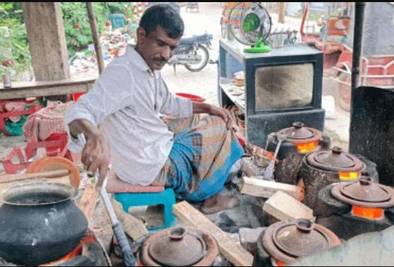 ফুটপাতে পিঠা বিক্রি করে বছরে আয় ১০ লাখ টাকা