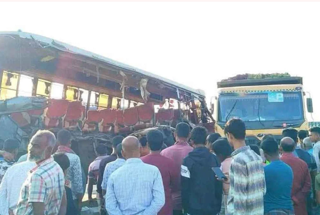 রংপুরে বাস ট্রাক সংঘর্ষ ,নিহত ৩