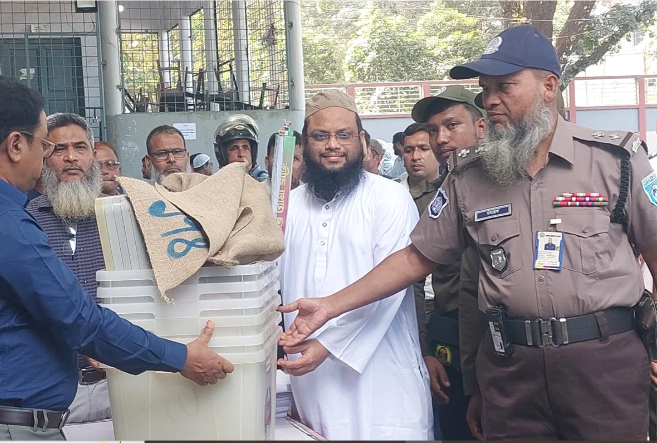 কাল ঠাকুরগাঁও-১ আসনের উপনির্বাচন , কেন্দ্রে কেন্দ্রে যাচ্ছে সরঞ্জাম