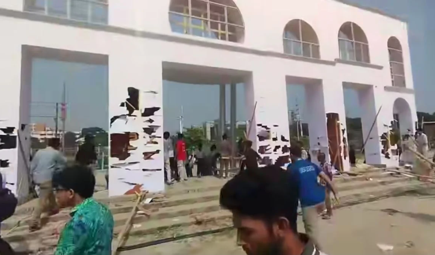 এশিয়া আন্তর্জাতিক বাণিজ্য মেলার গেট ভাঙচুর