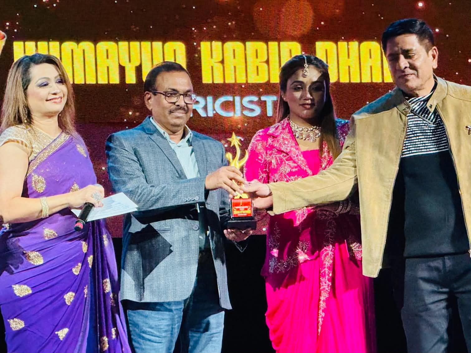 নিউ ইয়র্কে ‘ঢালিউড অ্যাওয়ার্ড’-এ সেরা গীতিকারের সম্মাননা পেলেন হুমায়ূন কবীর ঢালী